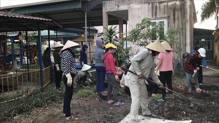 CB, GV, NV tham gia lao động dọn vệ sinh môi trường xug quanh khuôn viên trường